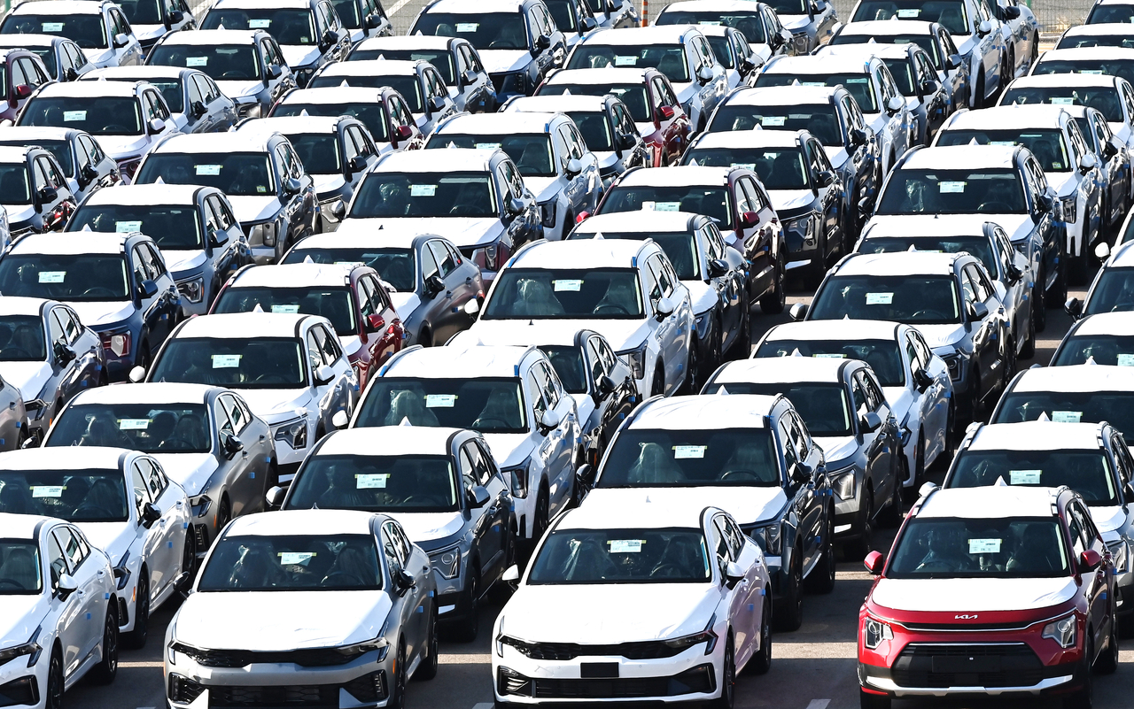 Manufactured cars are seen at the Port of Pyeongtaek in Pyeongtaek, Gyeonggi Province, on Jan. 14. (Newsis)