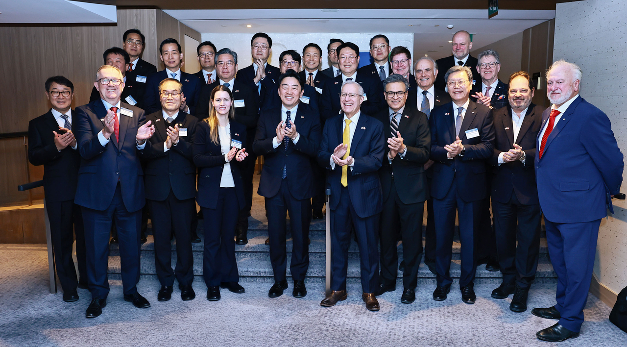 South Korea's presidential chief of staff Kang Hoon-sik (front row, fifth from left) and members of a business delegation organized by the Federation of Korean Industries pose for a group photo with Canadian counterparts during the third Korea-Canada CEO Dialogue, jointly hosted with the Business Council of Canada, at the Park Hyatt Toronto in Canada. (FKI)