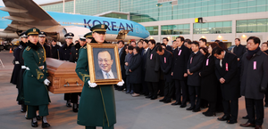 Body of ex-PM Lee Hae-chan arrives from Vietnam