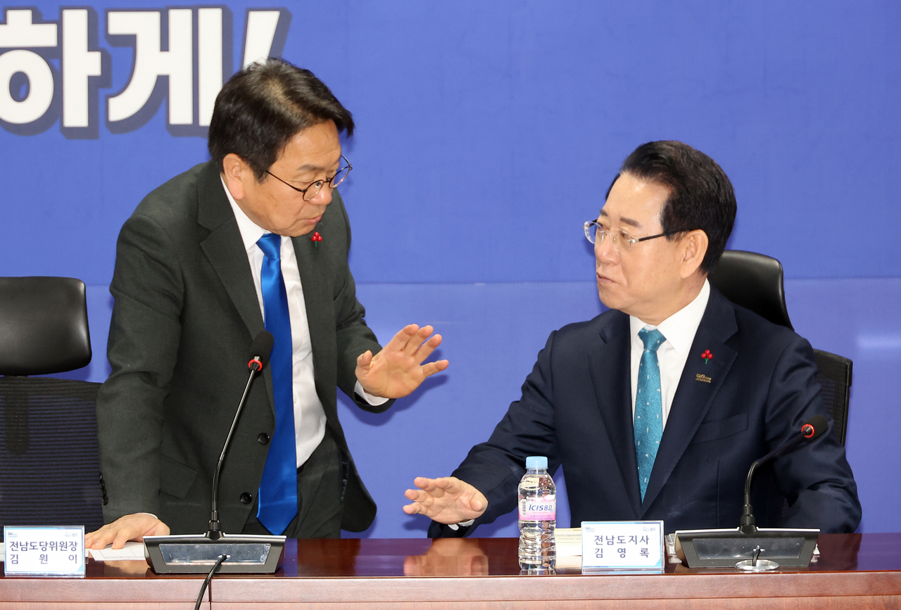 Gwangju Mayor Kang Gi-jung (left) and South Jeolla Gov. Kim Yung-rok speak during a lawmakers’ meeting at the National Assembly in Seoul on Tuesday. (Yonhap)