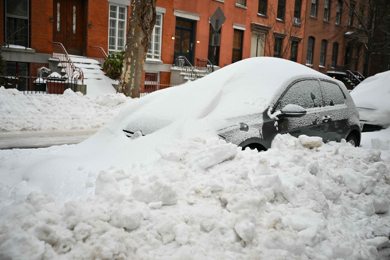 A car is plowed in with snow a day after a winter storm swept through the region in the Brooklyn borough of New York on Monday. (AFP-Yonhap)