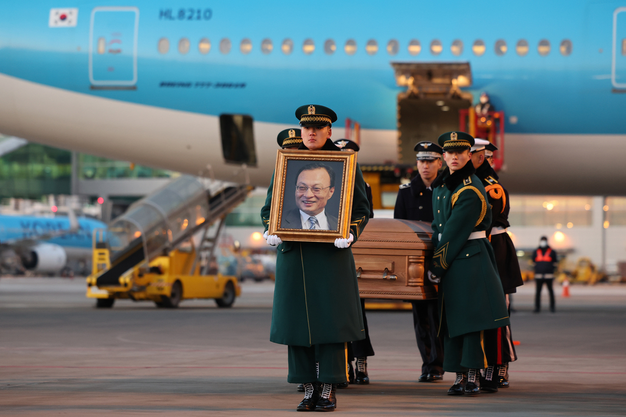 The body of former Prime Minister Lee Hae-chan, who died while on an official trip to Vietnam, arrives at Incheon Airport on Tuesday, carried by pallbearers. (Yonhap)