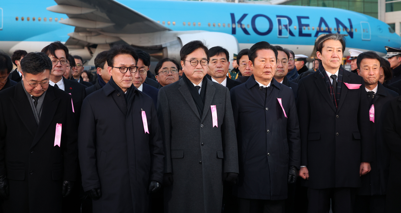 Prime Minister Kim Min-seok (second from left), National Assembly Speaker Rep. Woo Won-shik (third from left), Democratic Party leader Rep. Jung Chung-rae (fourth from left) and Rebuilding Korea Party leader Cho Kuk (fifth from left) receive the body of former Prime Minister Lee Hae-chan at Incheon Airport on Tuesday. (Yonhap)