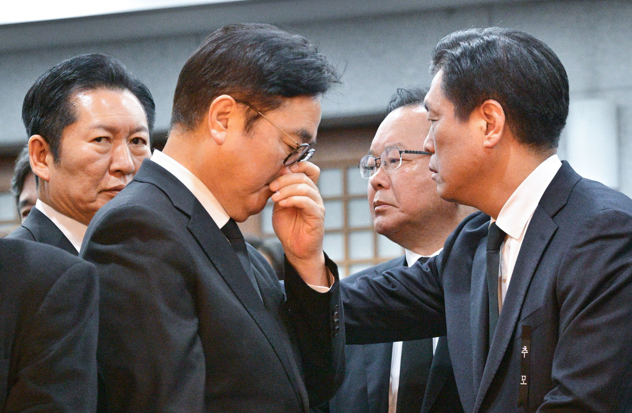 National Assembly Speaker Woo Won-shik (center) covers his face in grief at the memorial altar for former Prime Minister Lee Hae-chan at Seoul National University Hospital Funeral Hall in Jongno-gu, Seoul, Tuesday. (Yonhap)