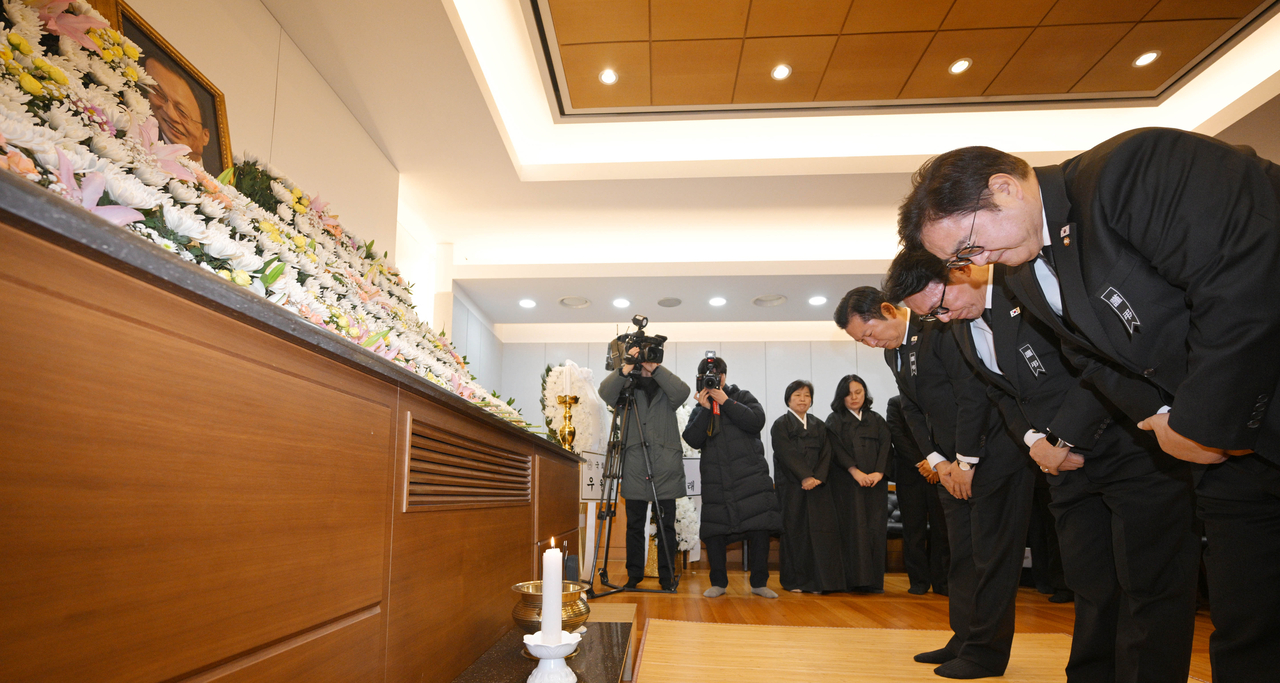 Lawmakers bow in front of the memorial altar for former Prime Minister Lee Hae-chan at Seoul National University Hospital Funeral Hall in Jongno-gu, Seoul, Tuesday. (Yonhap)