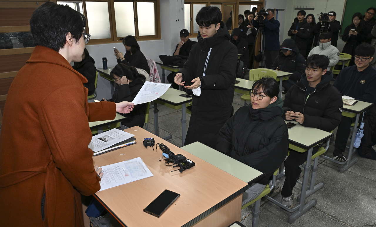 Students at a high school in Gwangjin-gu, Seoul receive their Suneung scores on Dec. 5, 2025. (Yonhap)