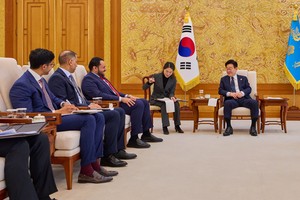 Lee invites Qatari emir to visit S. Korea