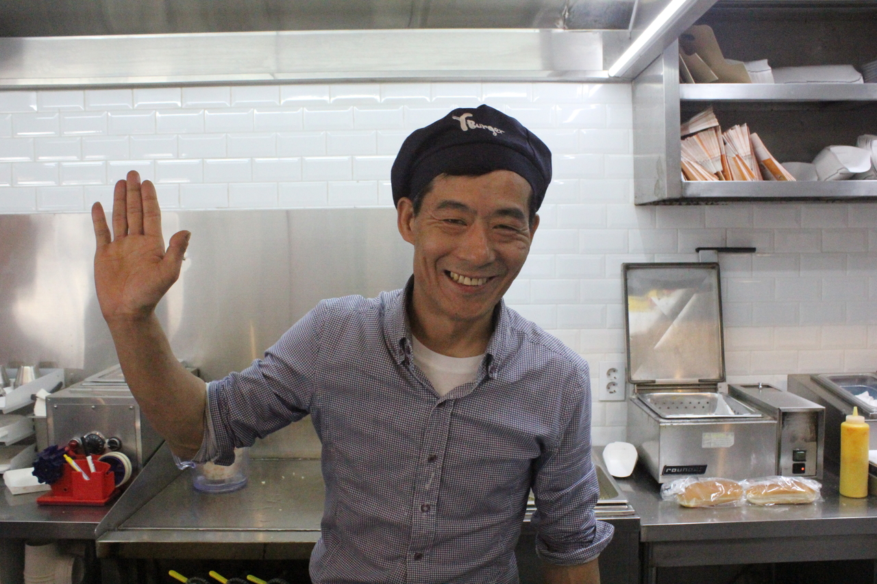 Lee Young-chul waves to the camera from his kitchen in this undated file photo. (Source: Korea University Office of Development & External Affairs)