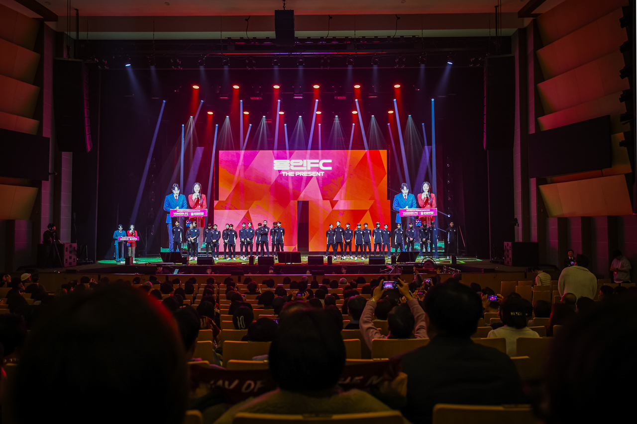 Players of Yongin’s first official professional soccer team, Yongin FC, are introduced during the team’s launch event at Poeun Art Hall in Yongin, Gyeonggi Province, on Jan. 4. (Yongin Special City)