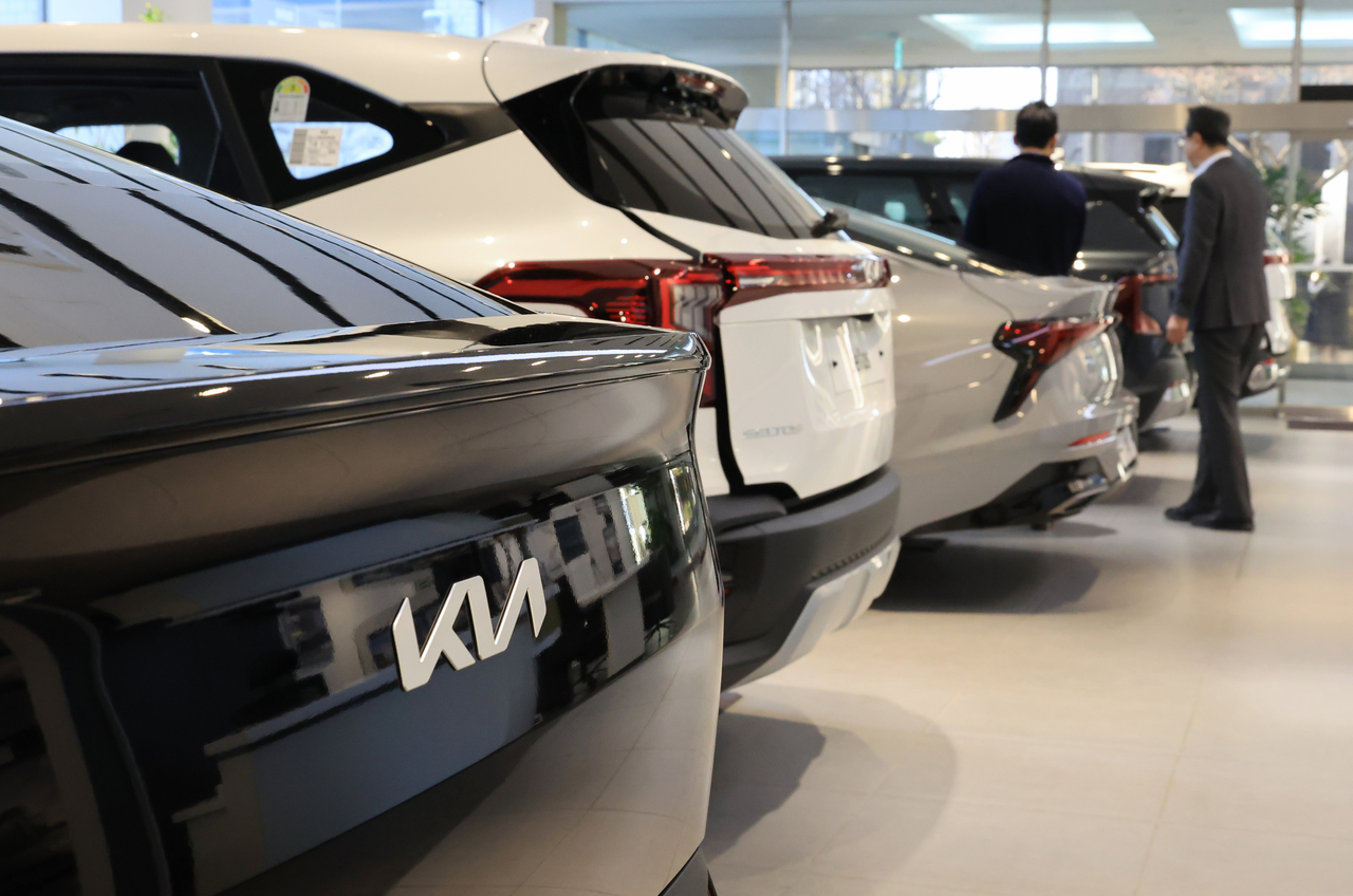 Vehicles are displayed at a Kia showroom in central Seoul on Wednesday. (Yonhap)