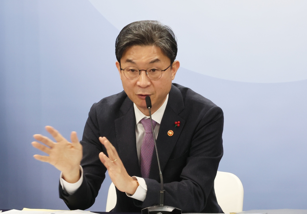 Financial Services Commission Chairman Lee Eok-won speaks during a press briefing in Seoul on Wednesday. (Yonhap)