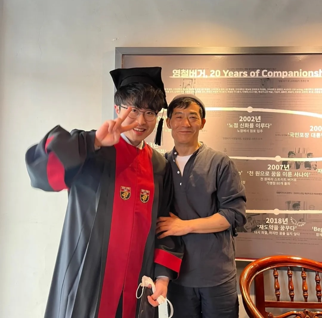 Park Seung-jin (left), a Korea University graduate, poses with Lee on his graduation day. Sharing this photo on his social media, Park wrote, “You always made sure to add an extra side dish, telling us not to ruin our stomachs … I am forever grateful, and I will never forget your warmth.” (Instagram, @sssseungini)