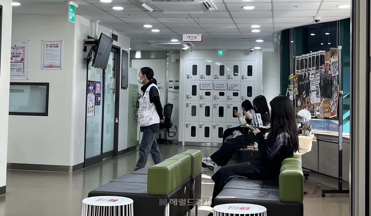 21일 헌혈의집 신촌센터 대기실에서 헌혈을 대기하고 있는 모습 [사진=이성연 콘텐츠 오퍼레이터]