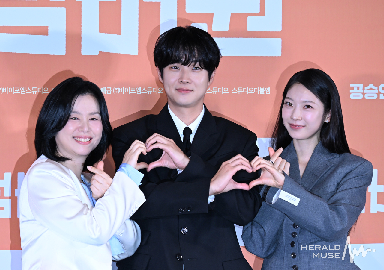 [헤럴드뮤즈=윤병찬 기자] 영화 ‘넘버원’ 언론시사회가 29일 용산 CGV용산아이파크몰에서 열렸다. 이날 시사회에는 출연배우 최우식, 장혜진, 공승연 김태용 감독 등이 참석하였다.