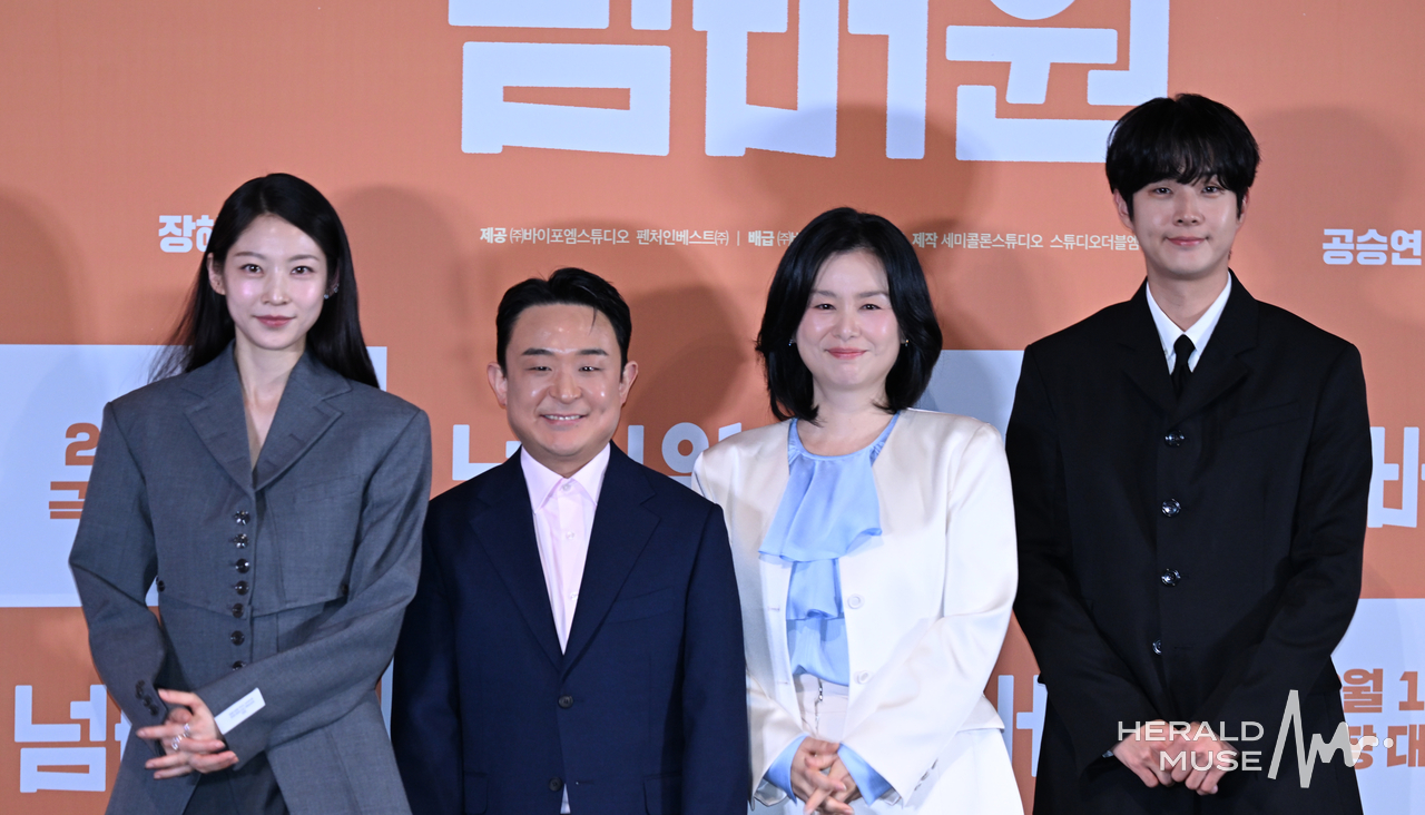 [헤럴드뮤즈=윤병찬 기자] 영화 ‘넘버원’ 언론시사회가 29일 용산 CGV용산아이파크몰에서 열렸다. 이날 시사회에는 출연배우 최우식, 장혜진, 공승연 김태용 감독 등이 참석하였다.