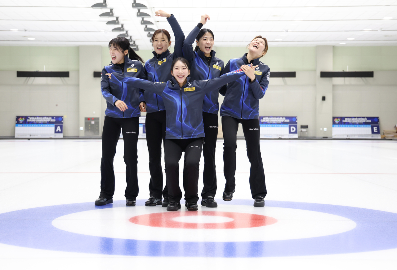 South Korean women's curling team from left: Seol Ye-eun, Gim Eun-ji, Kim Su-ji, Kim Min-ji and Seol Ye-ji. (Yonhap)