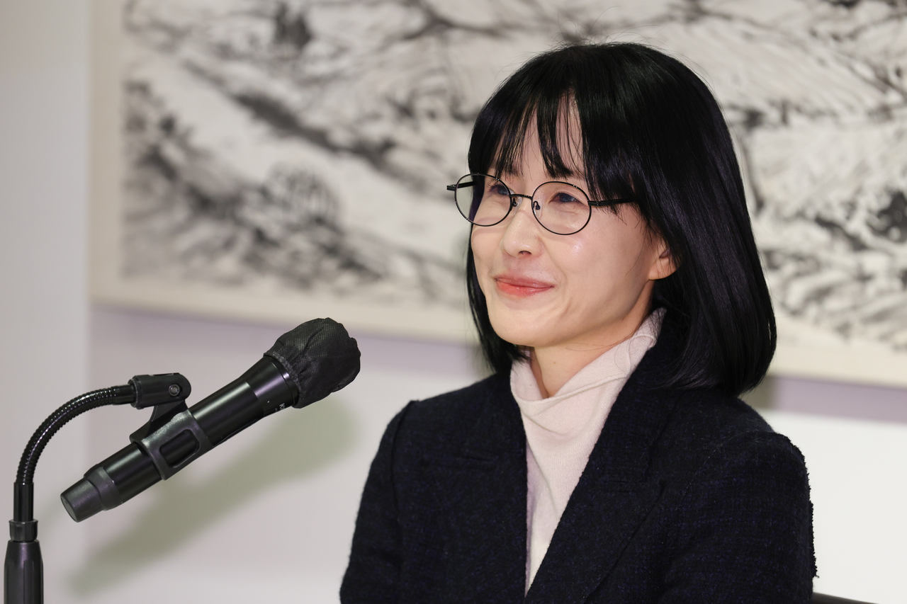 Wi Soo-jung, winner of the 49th Yi Sang Literary Award, attends a press conference Tuesday in central Seoul. (Yonhap)