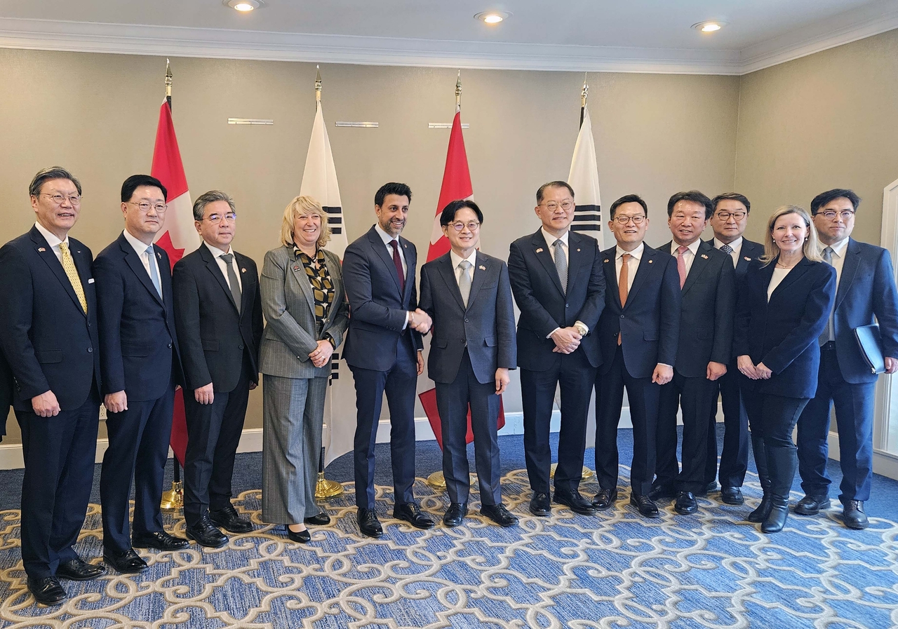 From left: Federation of Korean Industries Vice Chair and CEO Kim Chang-beom, HD Hyundai Heavy Industries President Joo Won-ho, Hyundai Motor Group Vice Chair Chang Jae-hoon, Invest in Canada CEO Laurel Broten, Canada’s International Trade Minister Maninder Sidhu, Korea’s Industry Minister Kim Jung-kwan, Hanwha Ocean CEO Kim Hee-cheul, Hanwha Systems CEO Son Jae-il, Korea Zinc President Jung Moo-kyung and KTE President and CEO Goo Bon-seung pose for a photo with other officials at a meeting held by Invest in Canada in Ottawa, Canada, Tuesday. (Hanwha)