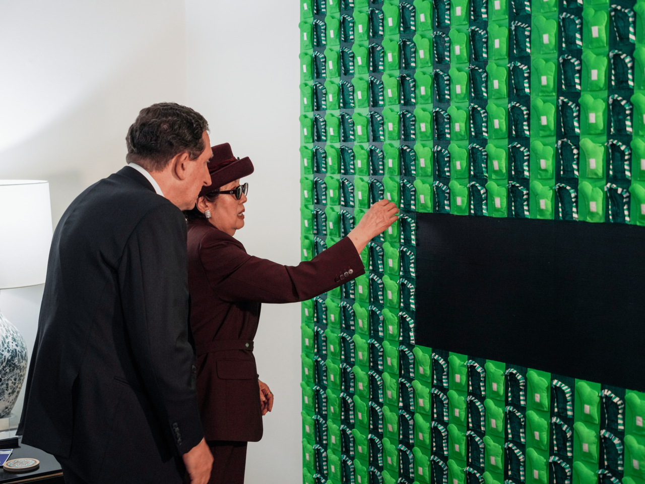 Korean modern artist Je Jung-ja (left) and James Heller, charge d’affaires ad interim at the US Embassy in Seoul, view Je’s artwork during an exhibition at the embassy’s residence in Seongbuk-dong, Seoul, on Wednesday. (US Embassy in Seoul)