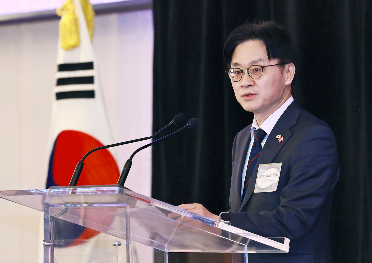 Industry Minister Kim Jung-kwan speaks at the Korea-Canada industrial cooperation forum in Toronto on Monday, in this photo provided by the Ministry of Trade, Industry and Resources. (Yonhap)