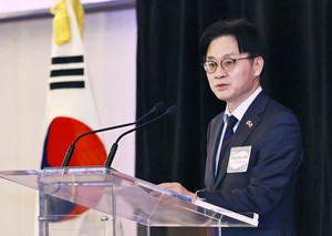 S. Korean industry minister to visit US for talks on Trump's tariff threat