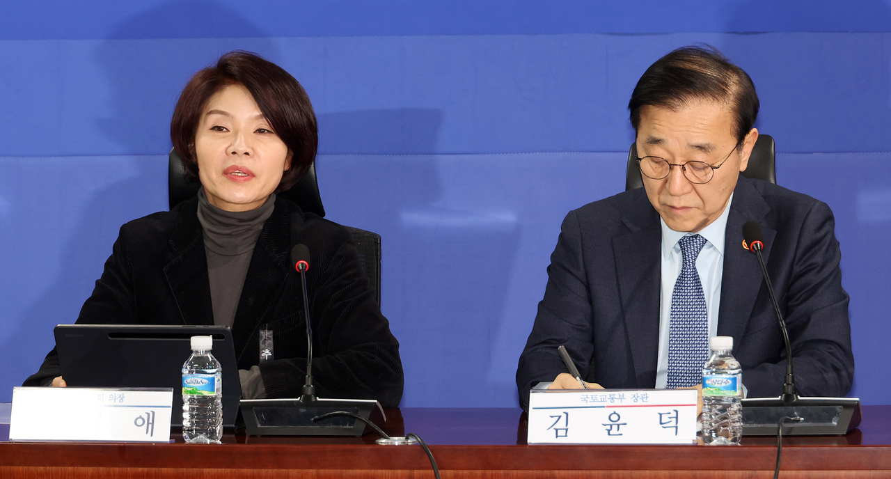Land Minister Kim Yun-duk (right) and Rep. Han Jeoung-ae, the ruling Democratic Party's police committee chair, attend a meeting on the housing supply at the National Assembly in Seoul on Thursday. (Yonhap)