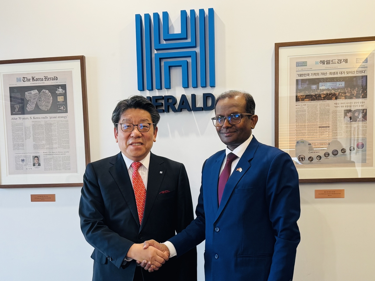 Sri Lanka’s newly appointed Ambassador to South Korea Pathma Naathan (right)  and Herald Media Group CEO Choi Jin-young pose for a photo at the Herald Square Herald Corp. headquarters in central Seoul, Wednesday. (Sanjay Kumar/ The Korea Herald)