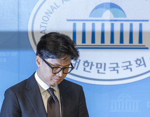 Main opposition expels former chair, rift between factions grows