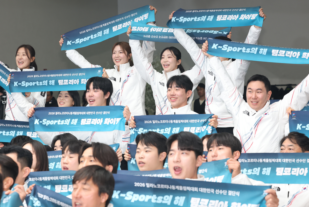 Athletes for the 2026 Winter Olympics hold up banners for a photo session during the delegation launch ceremony at Seoul Olympic Parktel in Seoul on Thursday. (Yonhap)