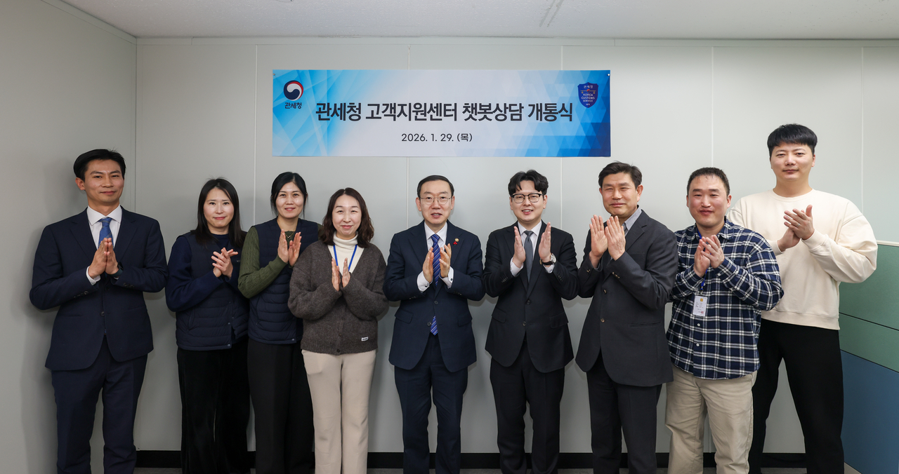 이명구 관세청장(가운데)이 29일 정부과천청사에 소재한 관세청 고객지원센터(콜센터)를 방문해 ‘챗봇 관세상담 서비스’ 개통식을 갖고 직원들과 기념 촬영을 하고 있다.