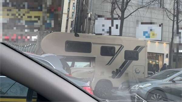 A photo circulating online of a white camper van parked on a road near the Eunma Apartment intersection in Daechi-dong (Online communities)
