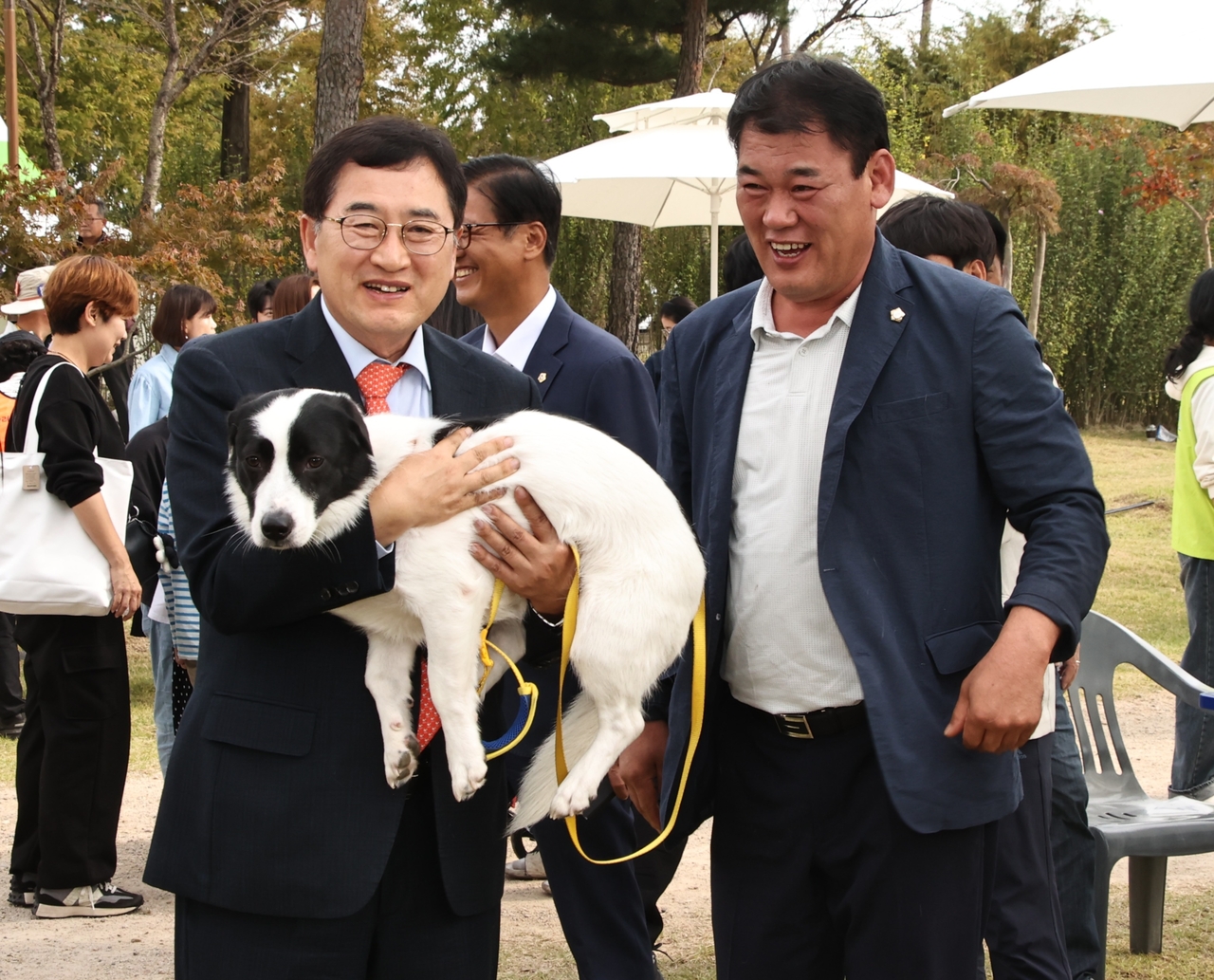 주낙영 경주시장이 반려동물 행사 현장에서 반려견을 안고 시민들과 소통하고 있다.[경주시 제공]