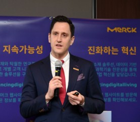 Merck appoints key strategist to lead electronics business