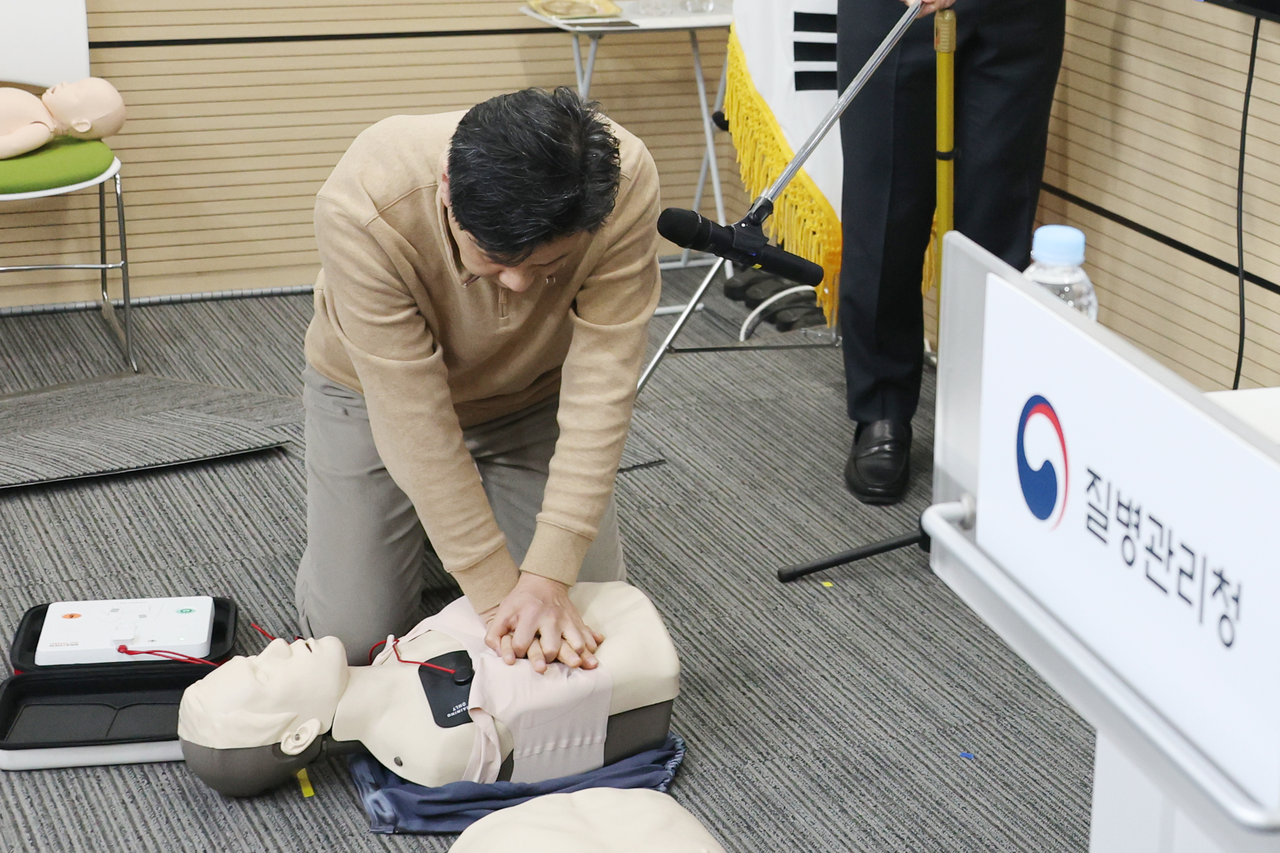 Lee Chang-hee, a professor in the Department of Emergency Medical Services at Namseoul University, demonstrates cardiopulmonary resuscitation for women during a press conference on the new CPR guidelines on Thursday. (Yonhap)