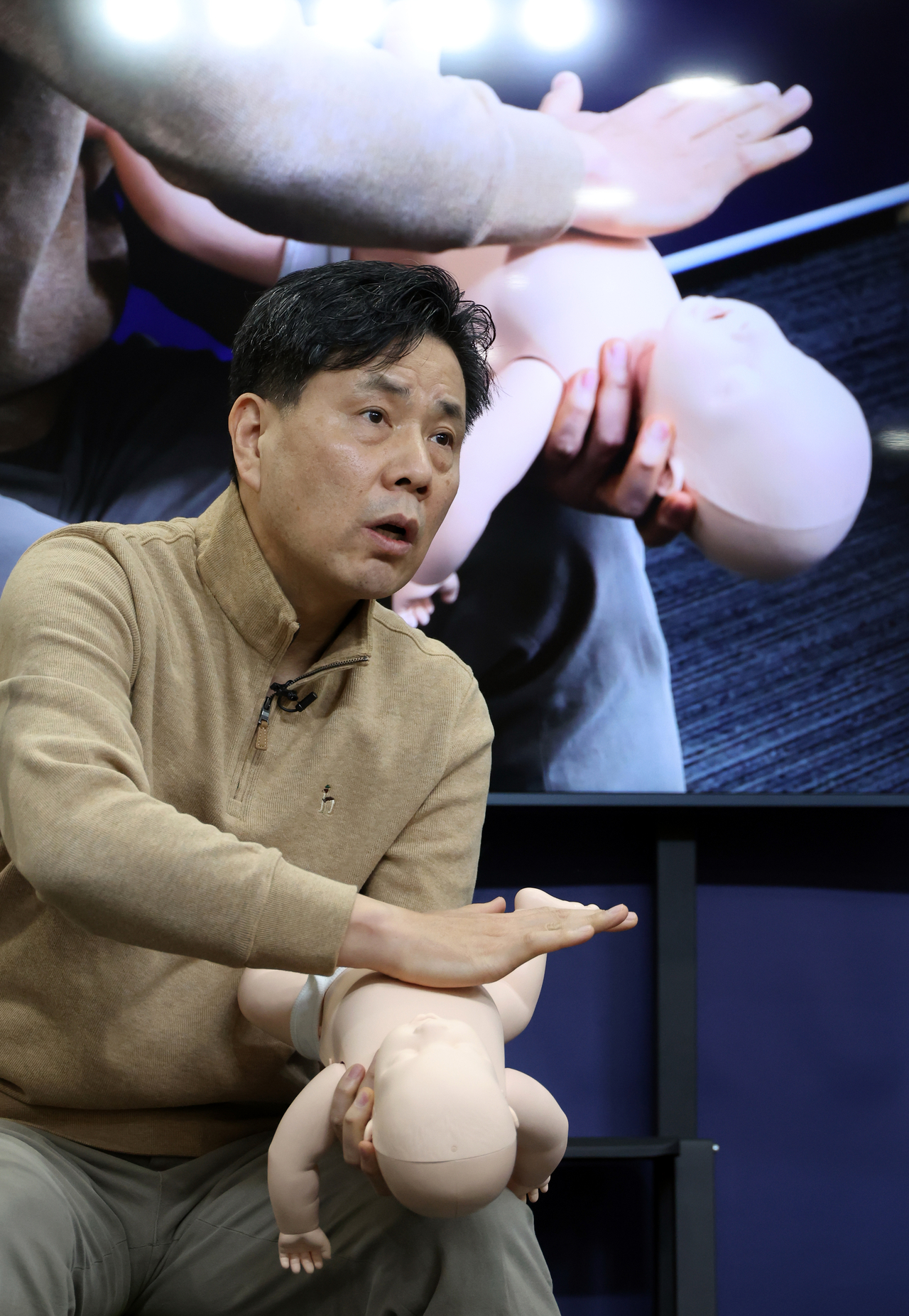 Five chest thrusts using the heel of one hand. (Newsis)