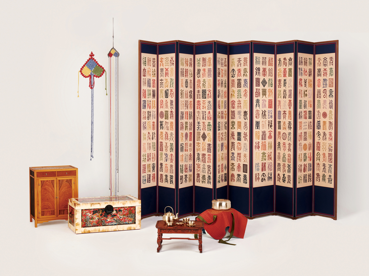 Items from the exhibition section “Enjoying Longevity and Well-being”  (Korea Heritage Service)