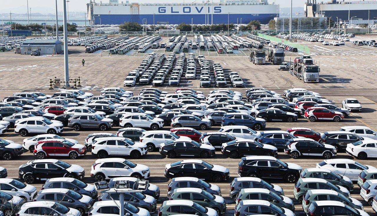 Export-bound automobiles are parked at Pyeongtaek Port in Gyeonggi Province, on Tuesday. (Yonhap)