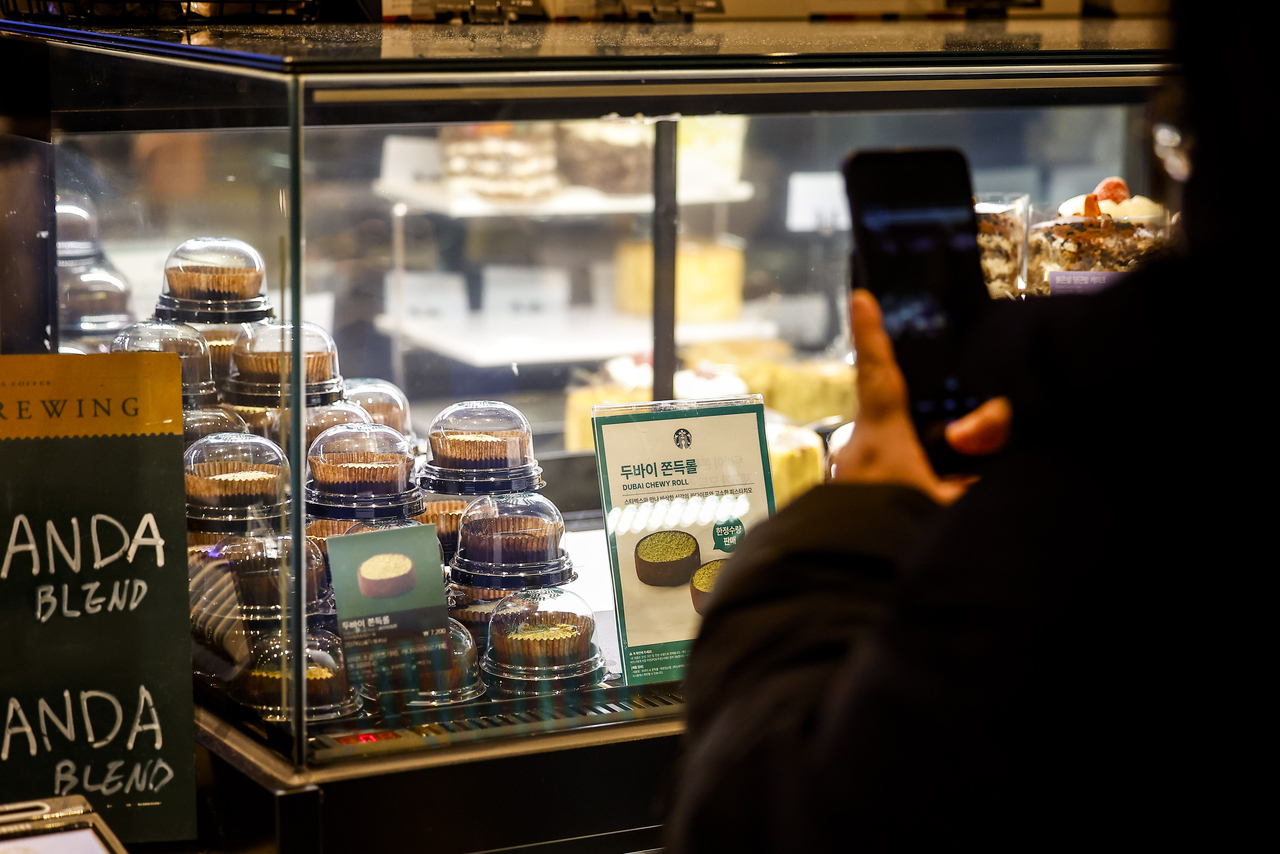 Dubai chewy rolls are on display at the Starbucks Hongdae Donggyo branch. (Newsis)