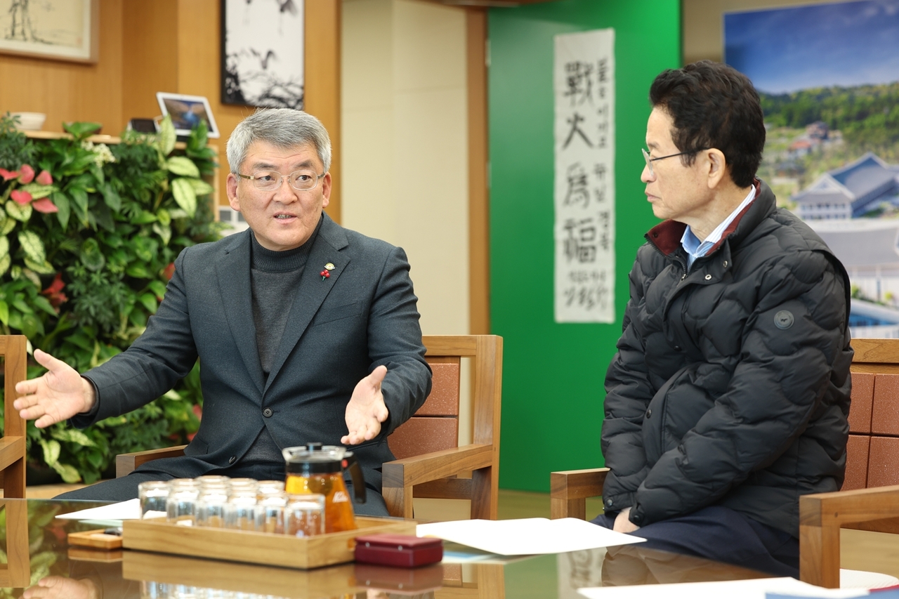 김학동 예천군수(왼쪽)는 30일 오전 경북도를 방문해 이철우 지사를 만나 대구·경북 행정통합 논의와 관련한 주요 현안과 제도·재정·산업 분야 전반에 대한 건의사항을 전달하고 있다.[예천군 제공]