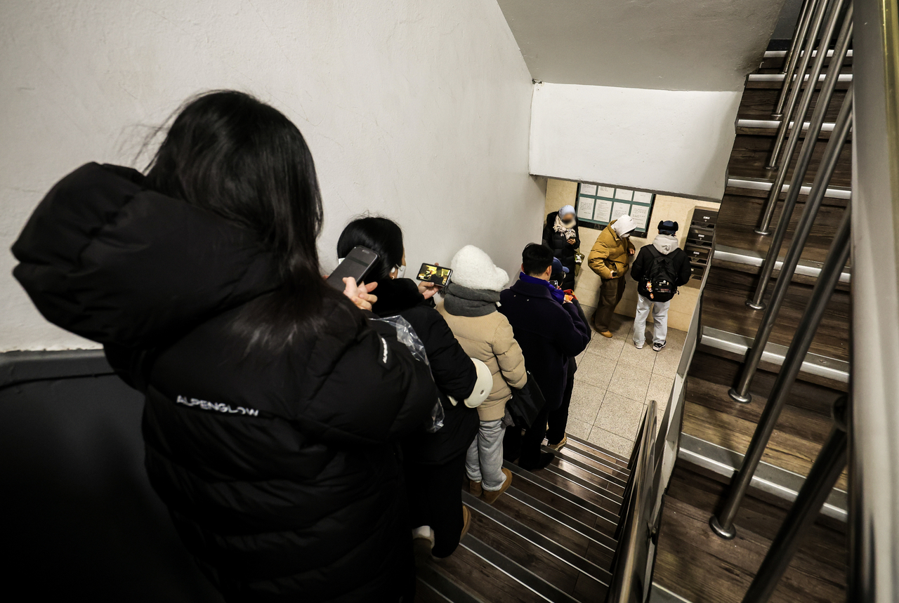 Customers line up to purchase the Starbucks Dubai chewy roll at the Starbucks Hongdae Donggyo branch in Mapo-gu, Seoul, Friday. (Newsis)