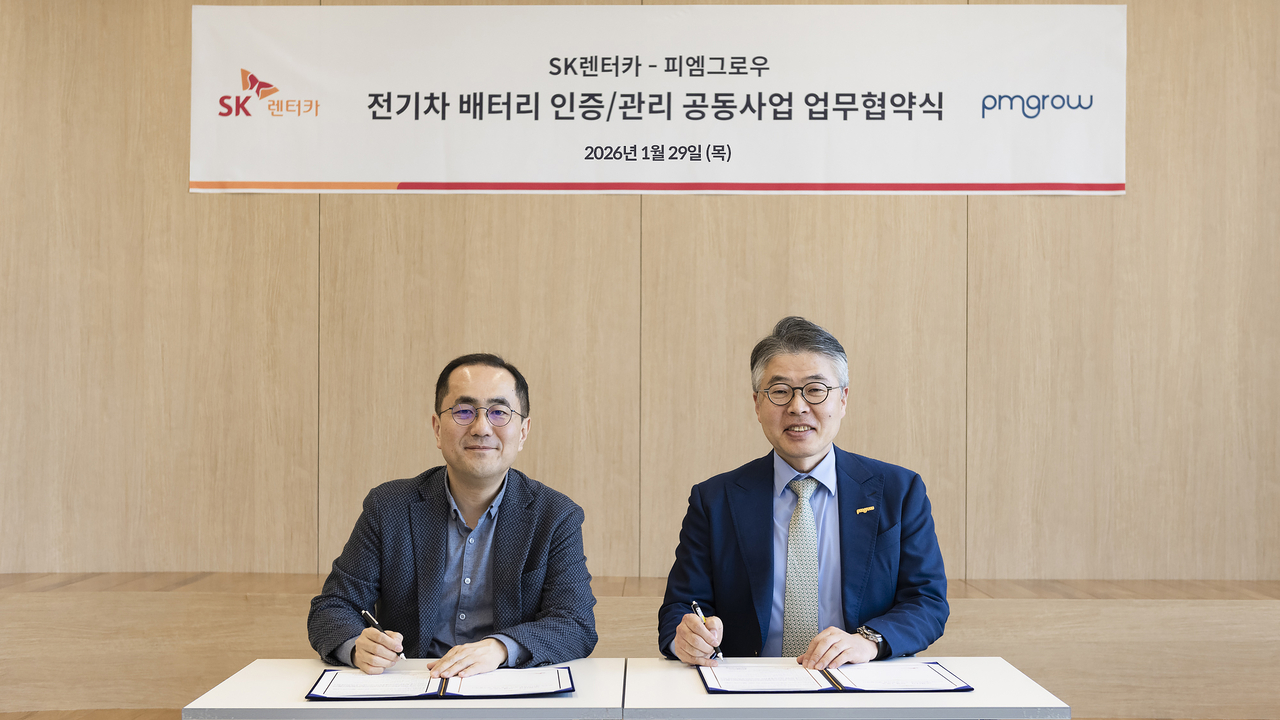 29일 서울 중구 SK렌터카 본사에서 박재홍(오른쪽) 피엠그로우 대표이사와 이정환 SK렌터카 대표이사가 데이터 기반 전기차 배터리 서비스 업무 협약을 체결하고 기념 촬영을 하고 있다. [SK렌터카 제공]