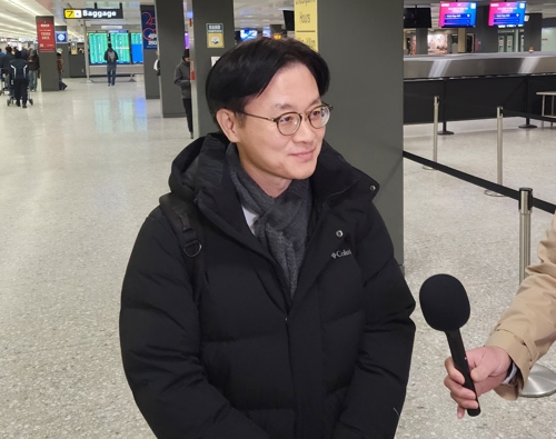 Industry Minister Kim Jung-kwan speaks to the press at Dulles International Airport near Washington, DC on Wednesday. (Yonhap)