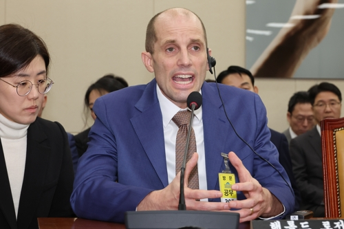 Harold Rogers, interim chief executive officer of Coupang Corp., speaks during a parliamentary hearing into the company's massive data breach at the National Assembly in western Seoul in this file photo taken Dec. 31, 2025. (Yonhap)