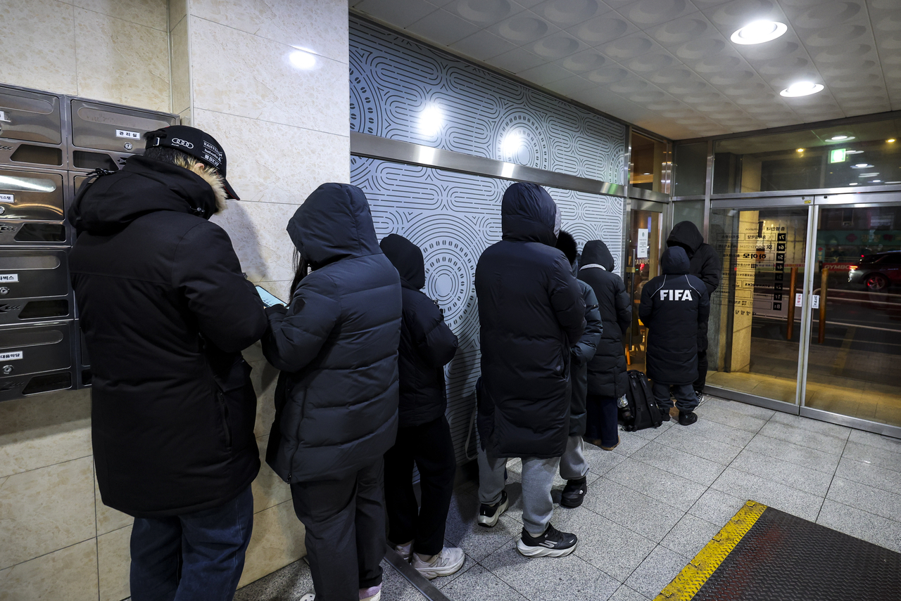 Customers line up to purchase the Starbucks Dubai chewy roll, as temperatures outside have plunged to minus 10 degrees Celsius in Seoul. (Newsis)