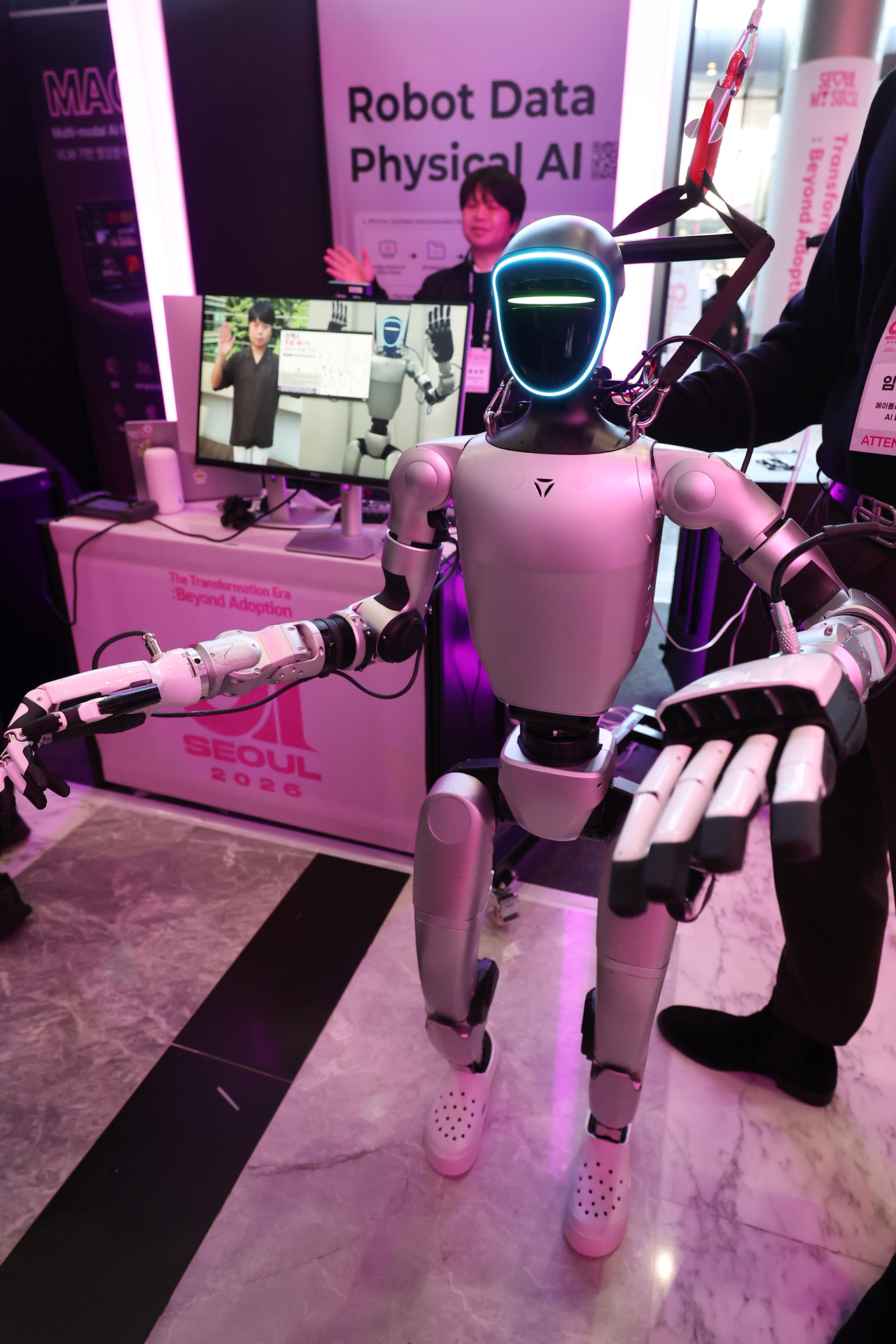 A representative demonstrates an AI-powered robot at the “AI Seoul 2026” conference held at Coex in Gangnam, Seoul, Friday. (Yonhap)
