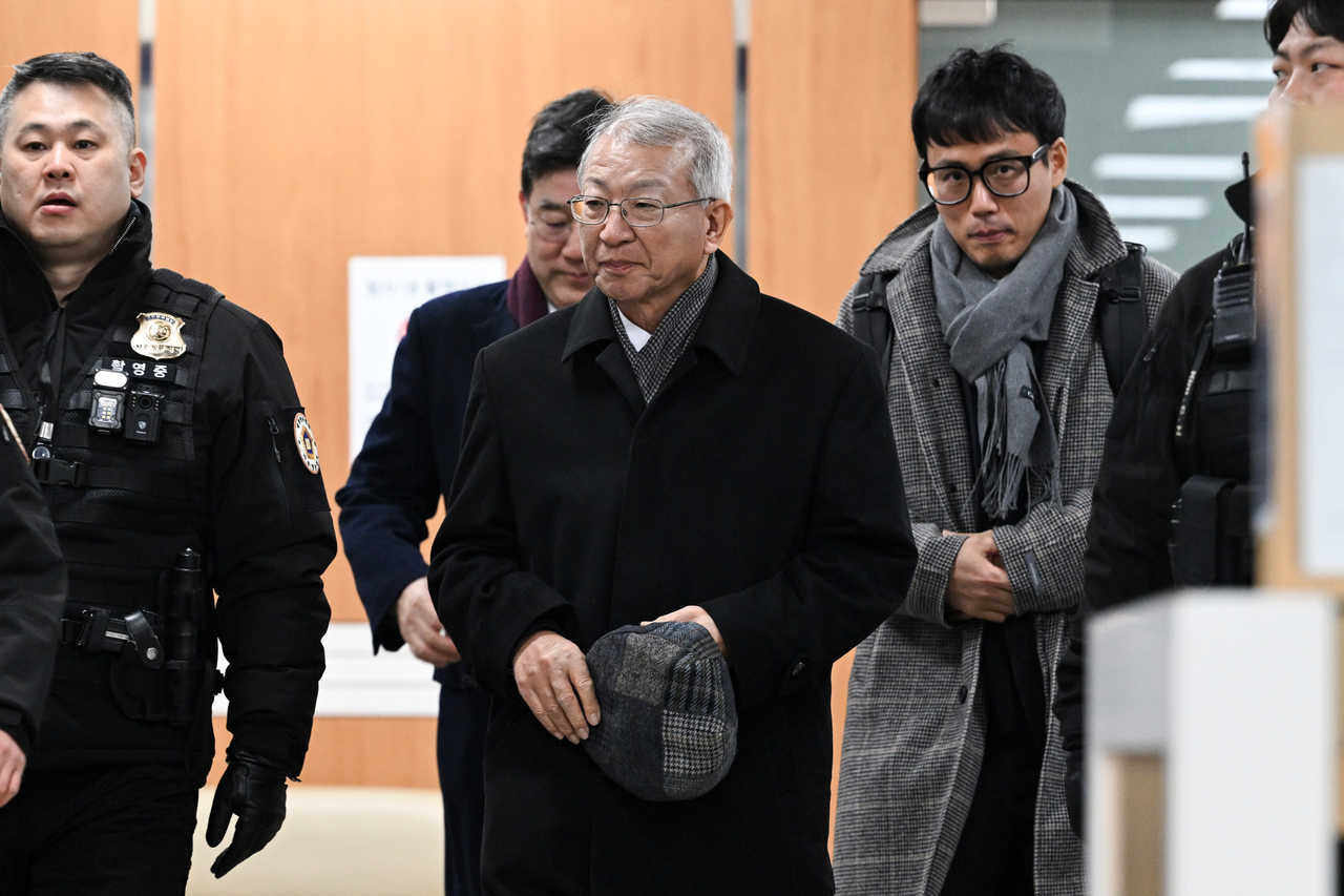 Former Supreme Court Chief Justice Yang Sung-tae (center) arrives at the Seoul High Court on Friday ahead of his sentencing. (Yonhap)