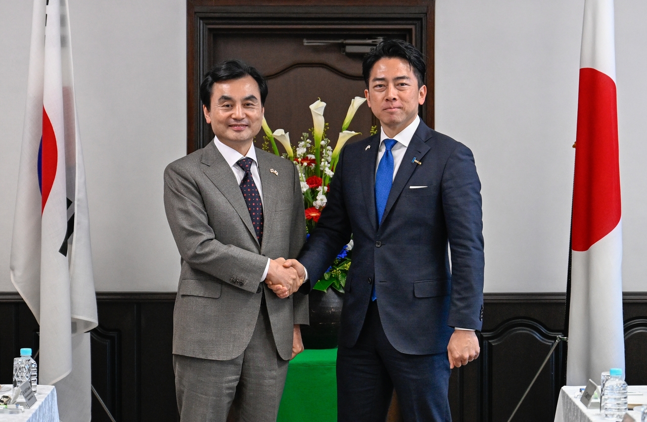 South Korean Defense Minister Ahn Gyu-back (left) and Japanese Defense Minister Koizumi Shinjiro shake hands during a bilateral defense ministers’ meeting in Tokyo on Friday. (South Korea’s Defense Ministry)