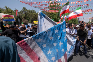 なぜアメリカとイランは敵対関係になったのでしょうか？ 70年間にわたる悪い関係 [디브리핑]