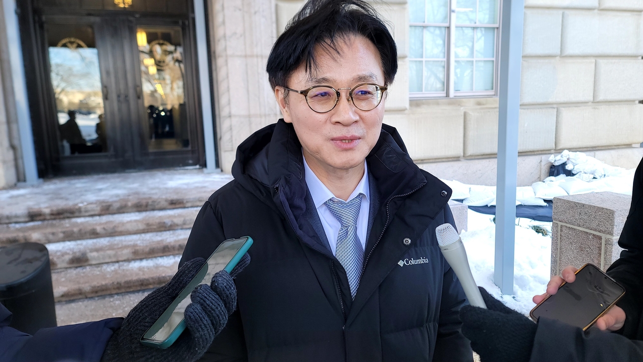 South Korea's Industry Minister Kim Jung-kwan speaks to the press outside the Commerce Department in Washington on Jan. 30. (Yonhap)
