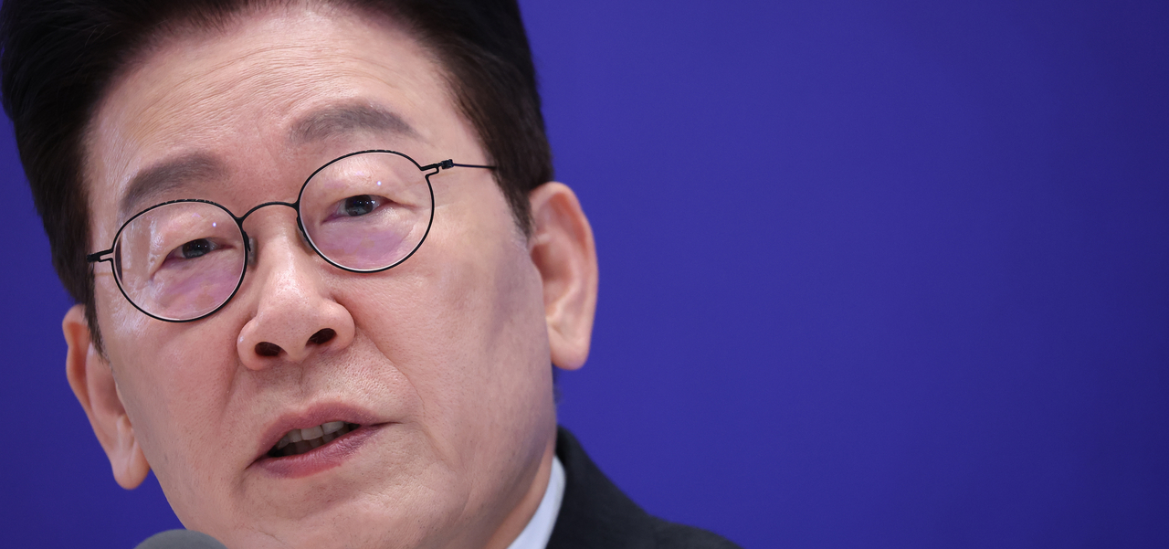 이재명 대통령이 21일 청와대 영빈관에서 열린 신년기자회견에서 취재진 질문에 답하고 있다. [연합]